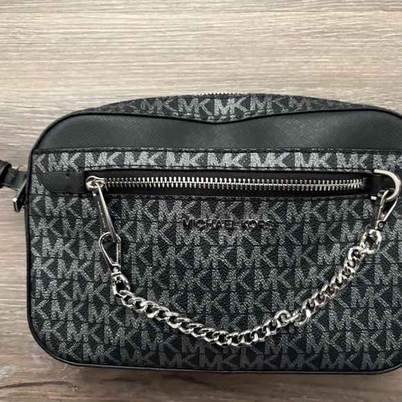 Michael Kors Jet Set Crossbody - Picture 3 of 7
